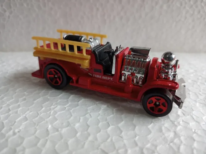 Carrinho Hot Wells bombeiro Old Number 5.5 1/64