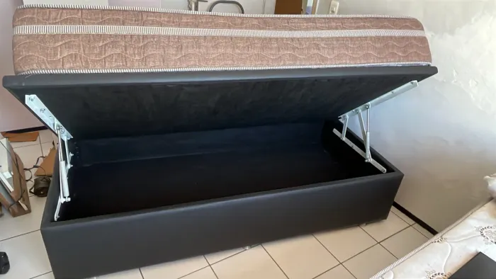 Vendo 2 camas de solteiro Baú com colchão