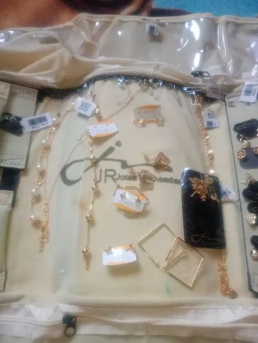 Vendo maleta de jóias JR, todas folheadas a ouro, maleta toda