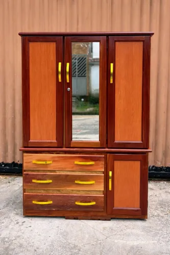 Guarda roupa de madeira 3 portas novo frete grátis.