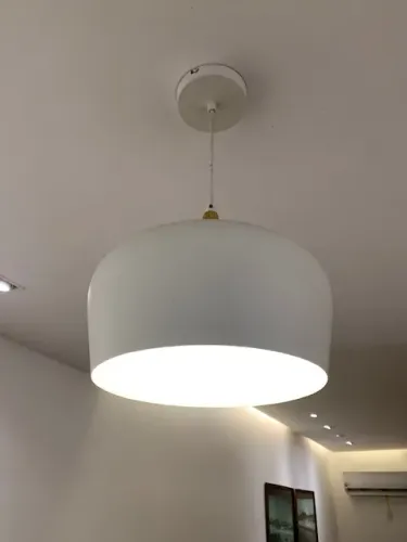 Luminária Pendente Branca detalhe madeira