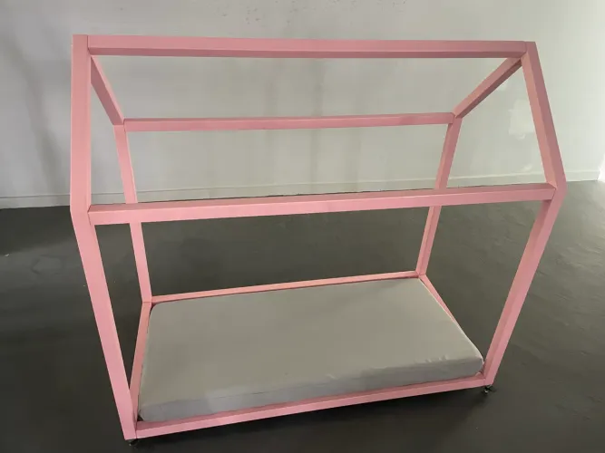Cama casinha montessoriana rosa infantil com colchão da loja abracadabra