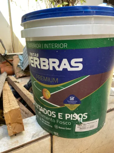 Vendo esse balde de tinta pra piso