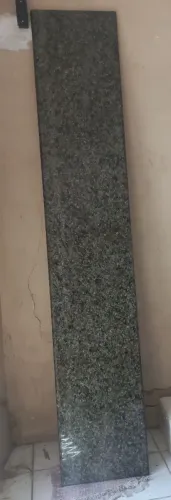 Pedra de granito, em excelente estado, medindo 2,20 x 0,41cm de largura