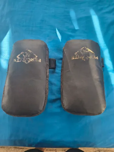 Par de aparadores de chutes e boxe (percamte)