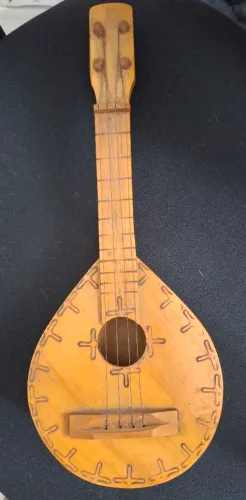 Brinquedo violãozinho de madeira