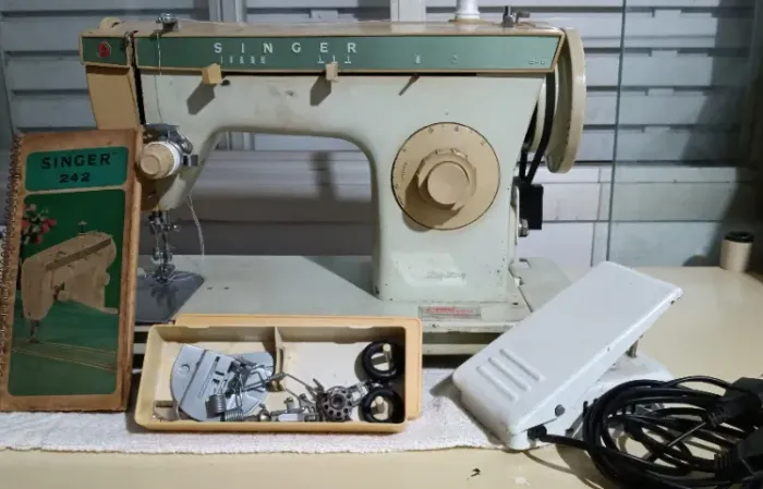 Máquina de Costura Zig-Zag Singer Modelo 242 -  Década de 70/ 80  REVISADA !!!