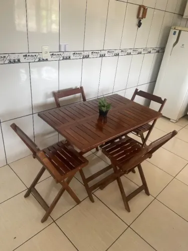 Mesa de Madeira Paraju 1,20m + 4 Cadeiras Dobráveis