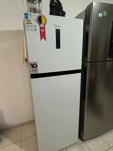 Geladeira Midea branca possui um painel touch externo vertical e tecnologia Frost Free