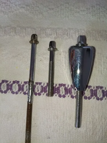 Uma cantoneira e três parafusos de bateria 
