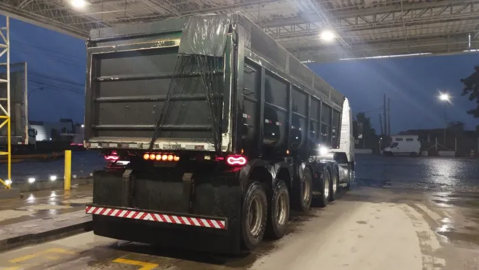 Carreta caçamba basculante