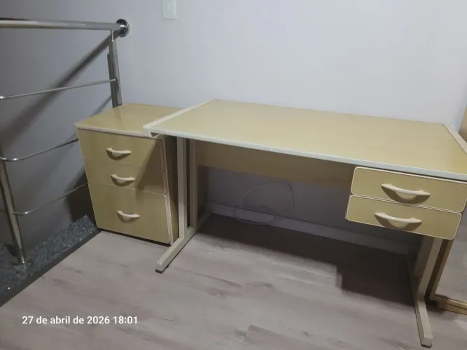 Mesa Escritório Madeira e Ferro com Gaveteiro