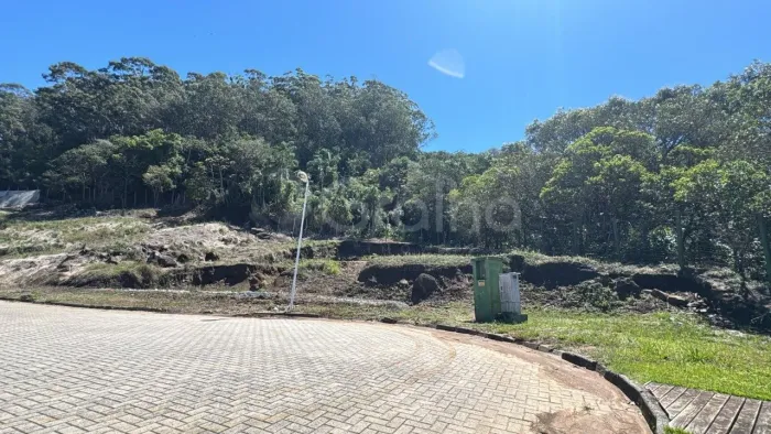 Terreno de 2251,84m² nos ingleses