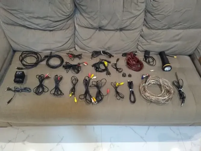 Cabos de Áudio, Vídeo, Alimentação e HDMI, Adaptador Universal e Conectores