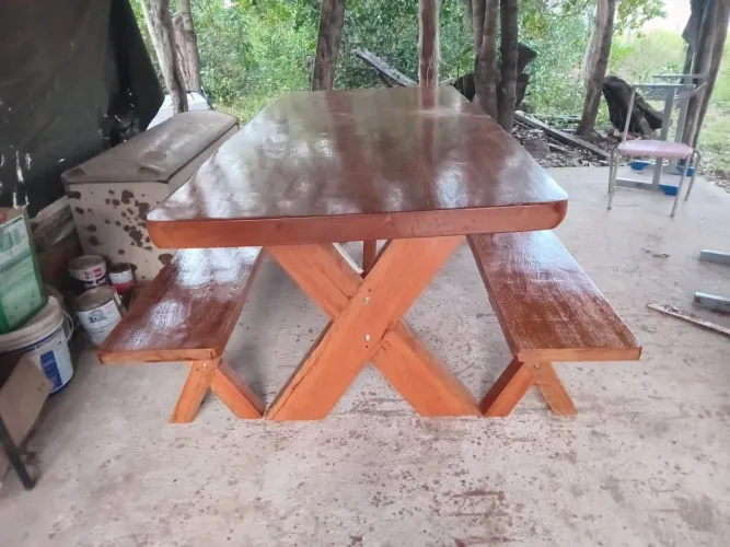 Mesa rustica com dois bancos 