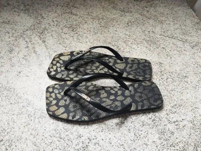 CHINELO ESTILOSO ONCINHA COM GLITTER