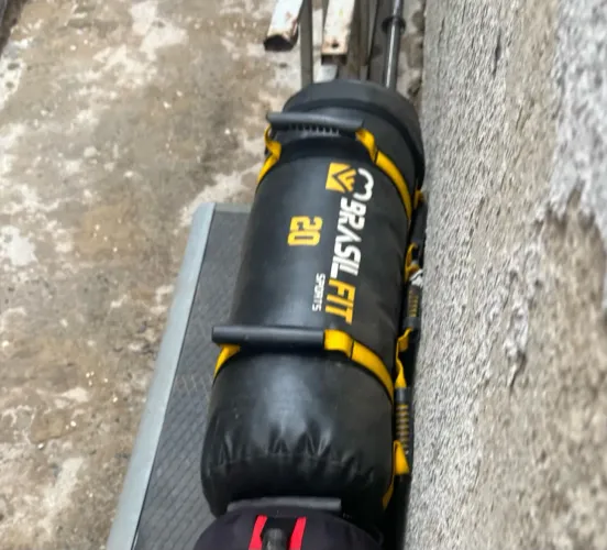 Uma slam ball de 6 kl Corebag da marca Escore Fit outra de 20 kl da marca Brasil fit.