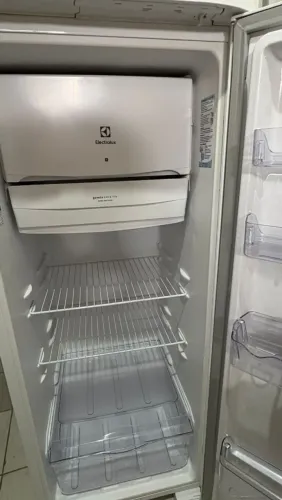 Geladeira Electrolux Degelo Prático RE31 com controle de Temperatura 240L - Branca - 220V