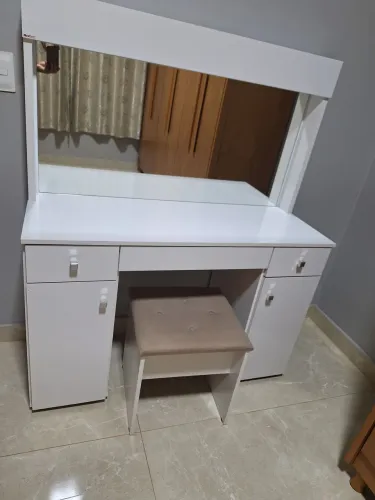Penteadeira em estadi de zero,sem detalhes com espelho, akmofada e luzes