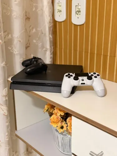 PS4 Slim de 1t acompanha dois controles e os cabos
