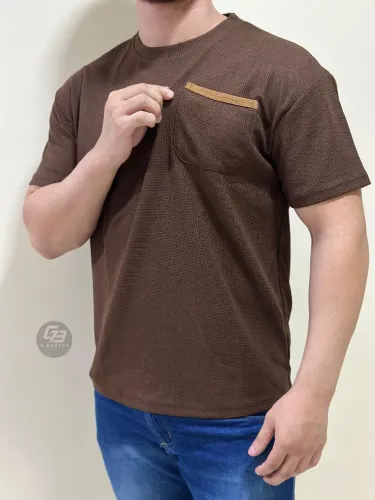 Camisa marrom estilo com caimento impecável 