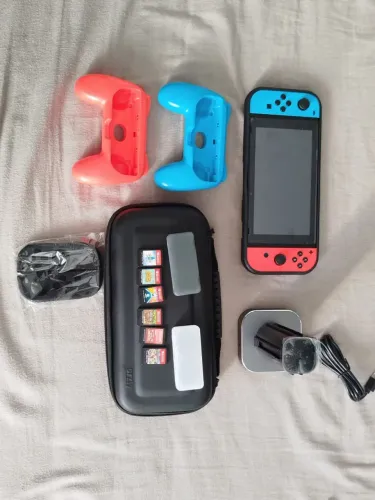Nintendo switch com 6 cartuchos, Mario kart, dock station, acessórios e capas