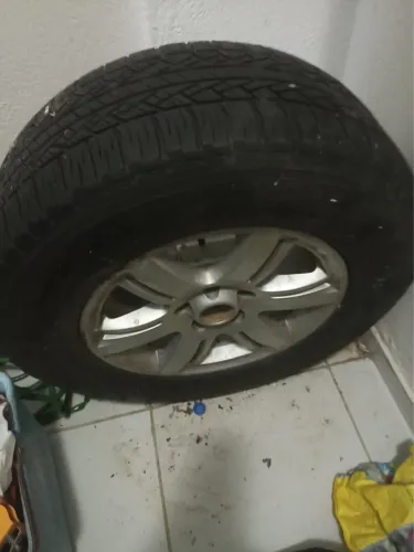 Roda liga leve de Amarok 5 furos 265/65/17, pneu novinho!