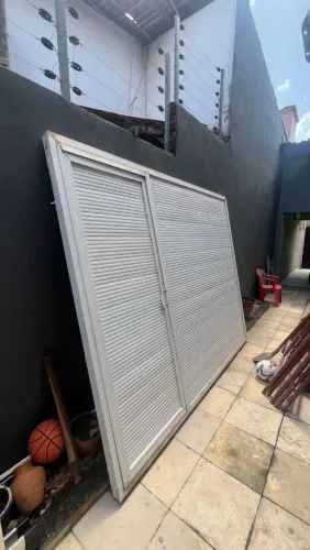 Portão de alumínio juntos com moto 