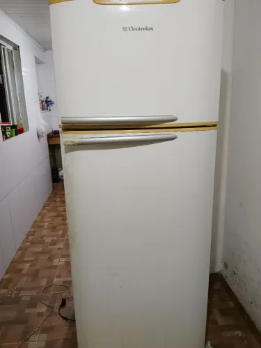 Boa noite estou vendendo uma geladeira duplex branca  com a parte de cima. Grande conserva