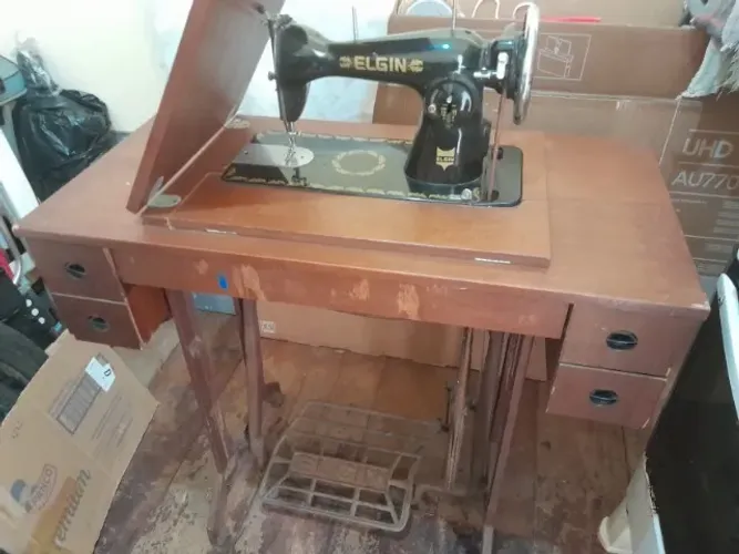 Máquina de Costura Elgin com Gabinte