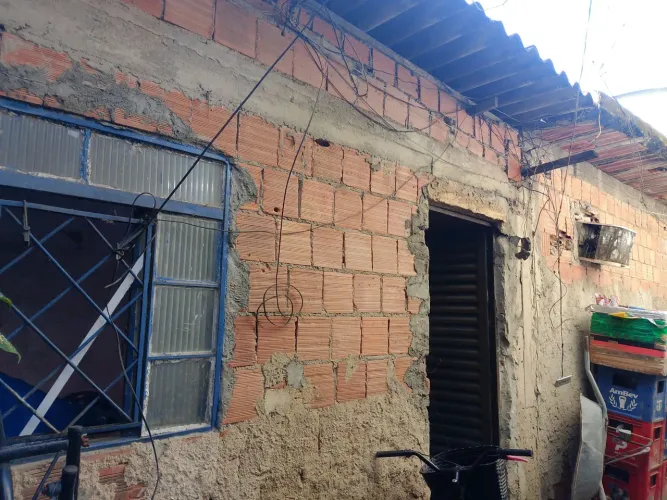 Vendo essa casa ela fica no certo de caixas próximo de tudo mercados hospitais 