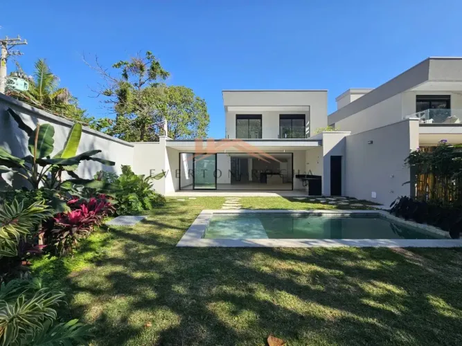 Casa de condomínio pé na areia com 4 suítes, jardim e piscina