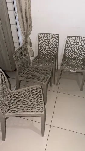 Vendo kit de 4 cadeiras New Plastic, cor beje. * / São Luís