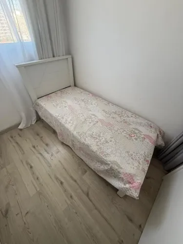 Cama solteira branca com colchão