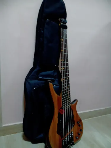 Contrabaixo, headless, multiscsle, 28"x32", pré A/P com tone.