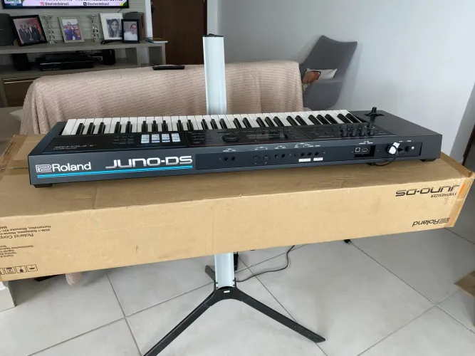 Vendo Teclado Sintetizador JUNO DS 61. Na caixa com pouco tempo de uso.