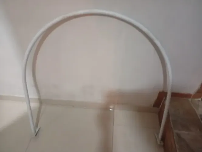 Provador de roupas em arco cromado