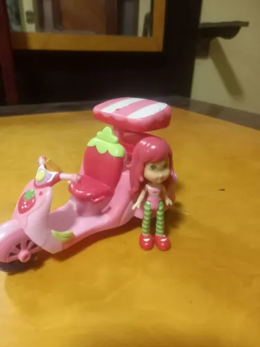 Moto da moranguinho. Vem com uma bonequinha