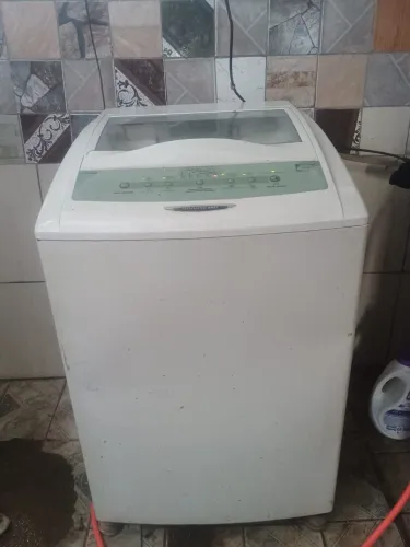 Máquina de lavar e guarda roupas 