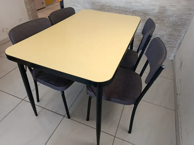 Conjunto mesa com 04 cadeiras