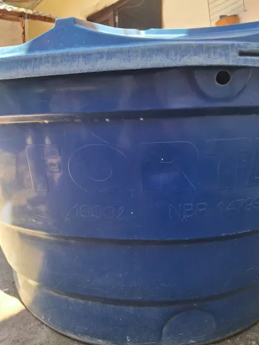 Vendo caixa d'água FORTLEV 1000 litros seme nova com tampa: OBS: Sem foro de saída em!