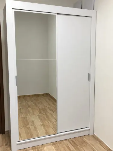 Guarda Roupa com 2 portas de correr com 3 espelhos - excelente estado de conservação!