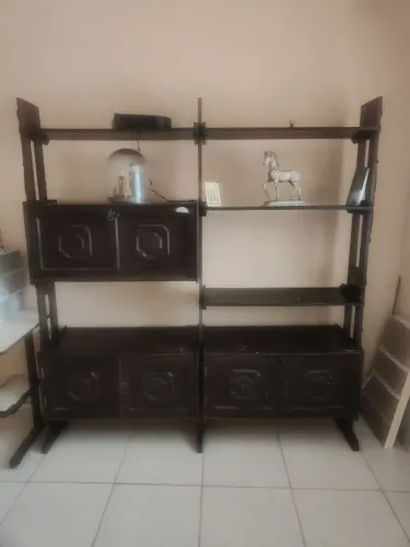 ANTIGA ESTANTE DE IMBÚIA DOS ANOS 60. Medidas 1,64 x 1,95 x 0,37.