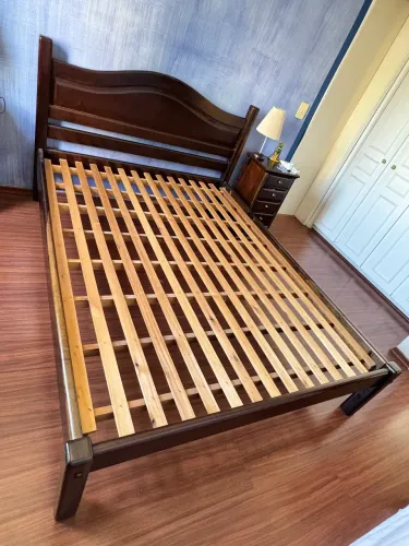 Cama de casal em Imbuia Maciça