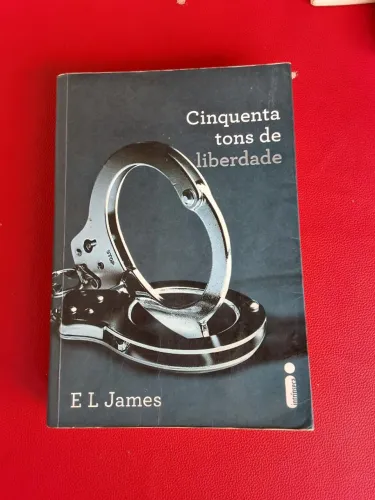 Livro Cinquenta Tons de Liberdade - E. L. James (Barato!)
