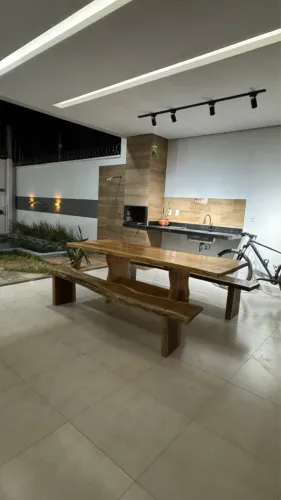 MESA DE MADEIRA. Acompanha 2 bancos. Acomoda 8 a 10 pessoas.