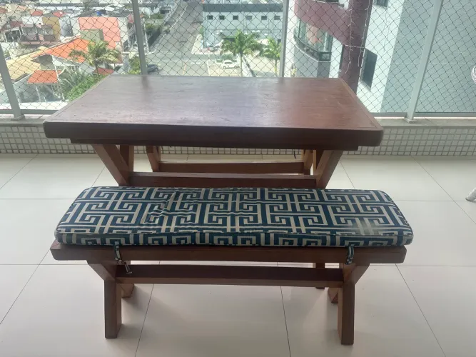 Mesa de Madeira e bancos