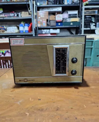 Rádio motoradio 6 faixas antigo, apresentando uma caixa em plástico craquelado.