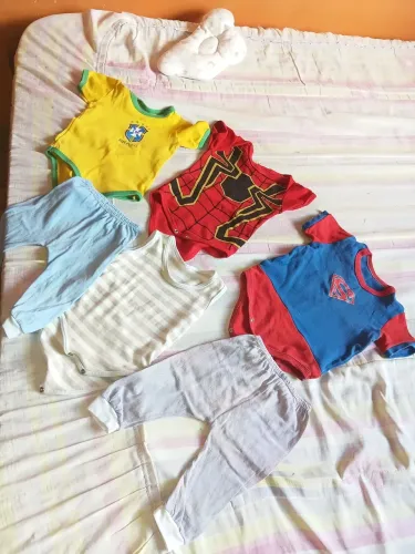 Vende-se roupinhas de bebê menino