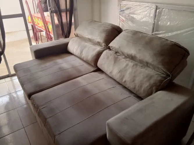 Vendo sofá 3 lugares retrátil e reclinável semi-novo 800,00 .